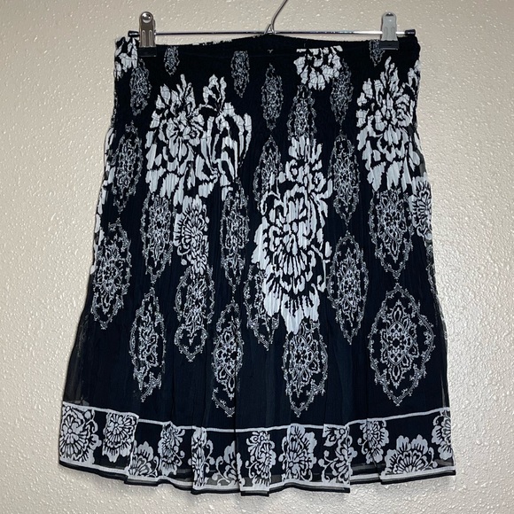 White House Black Market Dresses & Skirts - White House Black Market Black And Cream Floral Skirt XS